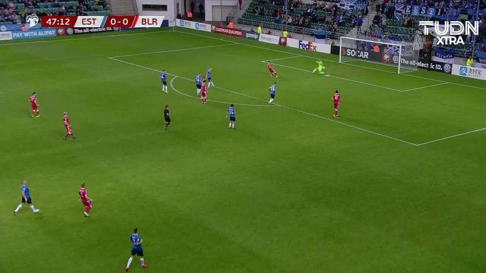 ¡CERCA!. Igor Stasevich disparó que se estrella en el poste.