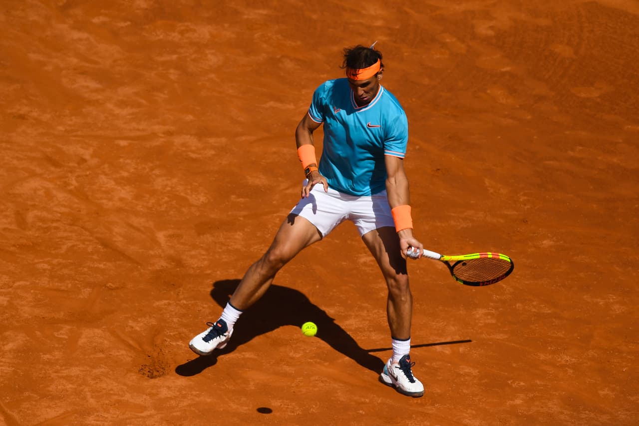 Nadal rompió en el primer juego, se puso 2-0 y mantuvo la ventaja hasta el definitivo 6-4 con un tenis más agresivo y una derecha más afilada que empezaba a reportarle golpes ganadores.