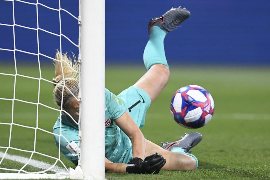 La arquera noruega Ingrid Hjelmseth logró atajar otro de los cobros de las australianas.