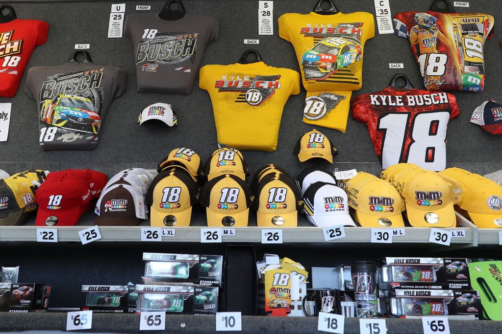 Se vende como pan caliente la mercancìa alusiva a Kyle Busch, uno de los pilotos más populares del circuito. Desde luego que le auda la marca a la que está ligado, es una tentación.