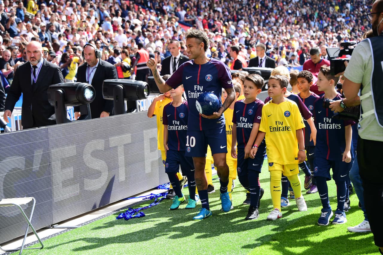 El brasileño verá el partido de sus nuevos compañeros desde la tribuna, pues la Liga francesa no recibió el pase internacional de la Federación Española de Fútbol antes de la medianoche del viernes.