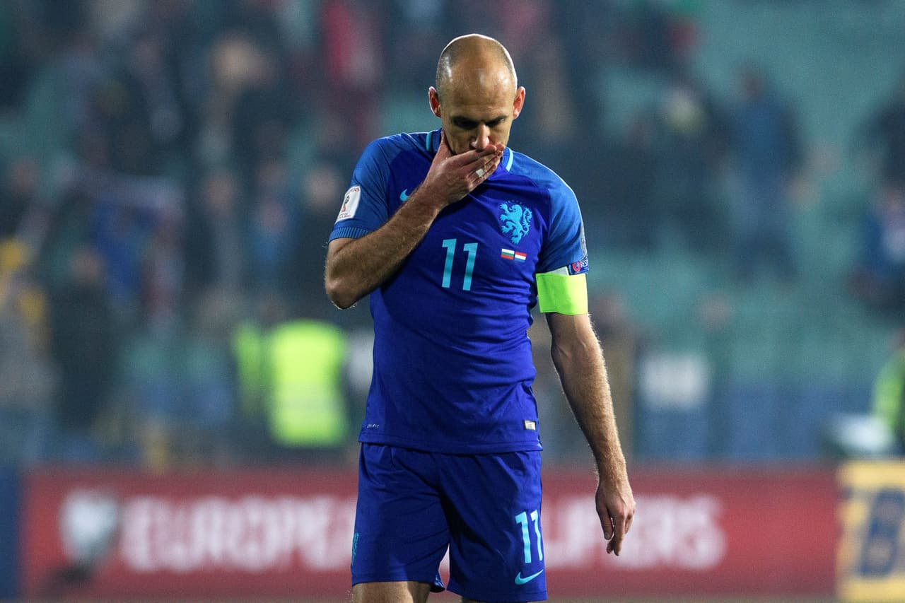 Bulgaria 2-0 Holanda - La gran sorpresa de la jornada sabatina fue la derrota de los 'tulipanes' en su visita a Sofia. Los búlgaros ahora son terceros del grupo A con 9 puntos, mientras que los holandeses se quedaron en 7.