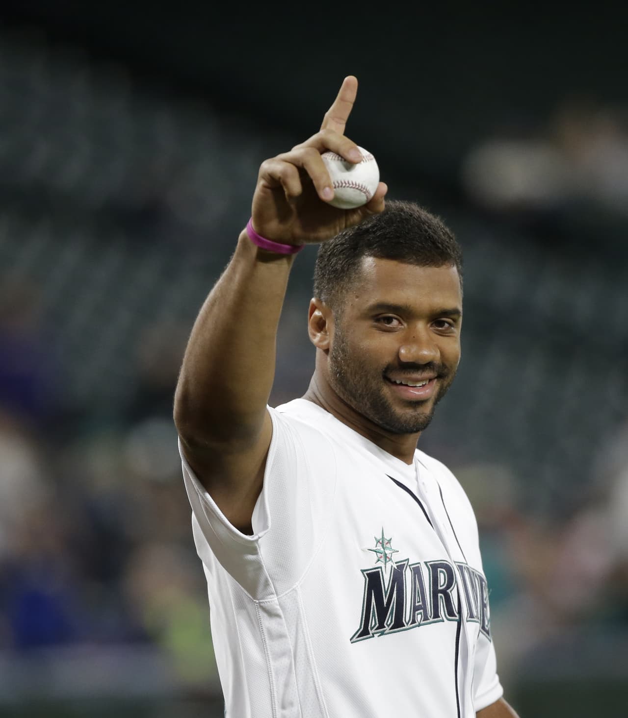 <b>Russell Wilson | QB Seattle Seahawks </b>
<br>
<br>
<b>Draft de béisbol:</b> Wilson fue reclutado dos veces como jugador del
<i>infield</i>, en la ronda 41 por Baltimore al salir de la preparatoria en 2007, y en la cuarta ronda en 2010 por Colorado.
<br>
<br>
<b>Draft de la NFL:</b> Fue una selección de tercera ronda (75 general) en el Draft 2012 por los Seattle Seahawks donde ya fue campeón del Super Bowl.
<br>
<br>
<b>Recuento:</b> En algún punto, hubo quienes pensaron que la mejor opción para Wilson era jugar al béisbol y no al fútbol americano. Jugó dos temporadas de béisbol de ligas menores (2010-11) con los Rockies, y fue su atención al béisbol en la temporada baja lo que llevó al entonces entrenador de North Carolina State, Tom O'Brien, a sugerir que Wilson terminara en cualquier otro lugar su carrera en el fútbol americano universitario, (y así lo hizo, en Wisconsin). En este momento de su carrera en el football profesional, Wilson parece una de las mejores selecciones de tercera ronda de los últimos tiempos.