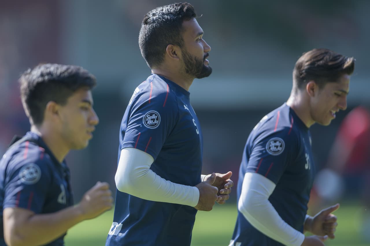 Con su más reciente contratación ya integrado de lleno a la disciplina del director técnico Tomás Boy, el repatriado desde Portugal Antonio Briseño, las Chivas del Guadalajara tuvieron otra intensa sesión de entrenamiento de cara a la próxima temporada de la Liga MX, en la cual hay un doble compromiso por eludir el tema del descenso y por reconquistar a una afición desencantada.