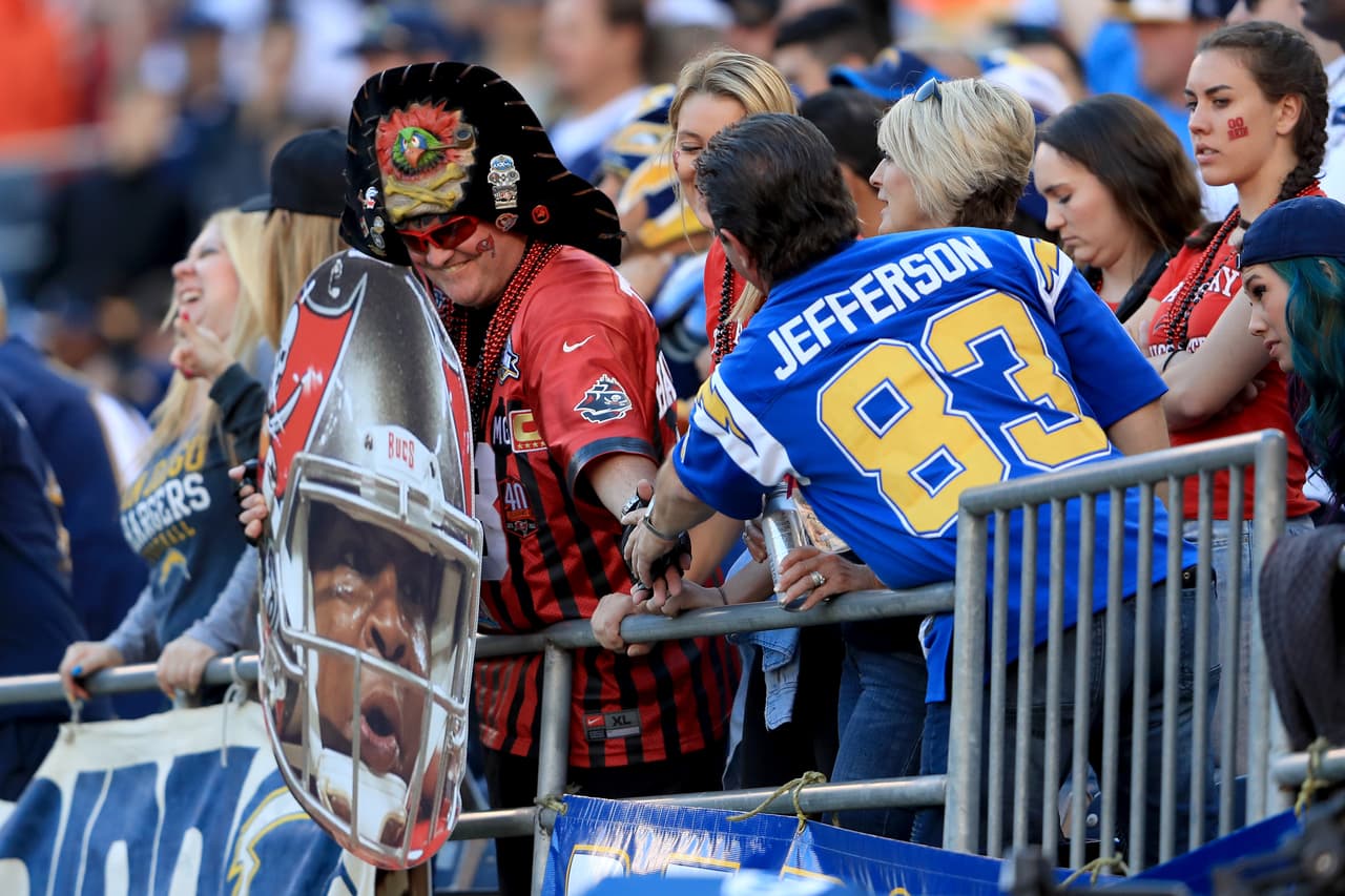 Las curiosidades y alegría de los fanáticos se mezclan con la energía de las porristas del fútbol americano de la NFL.