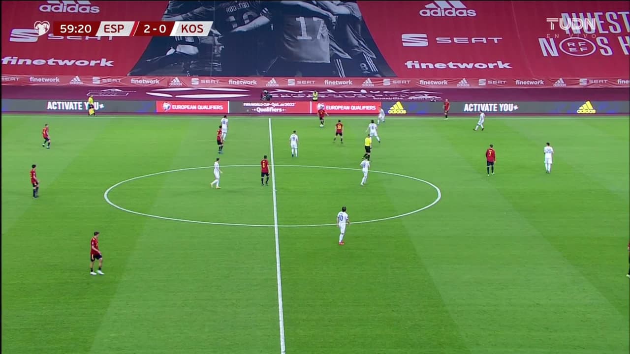 ¡TIRO ATAJADO! disparo por Pedri.