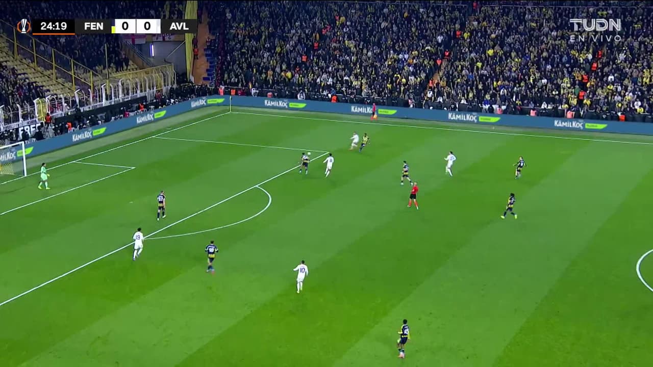 ¡GOL!  anota para Aston Villa. Jadon Sancho