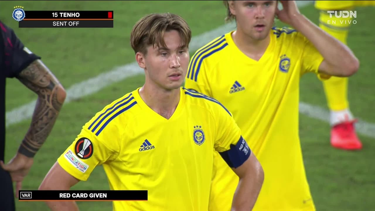 ¡Expulsión! El árbitro saca la roja directa a Miro Tenho.