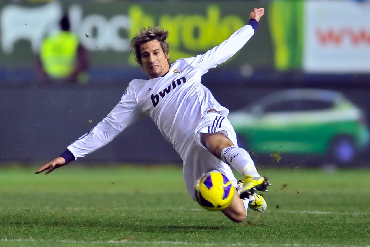 <b>Fábio Coentrão– Lateral Izquierdo</b>– Luego de obtener unos muy buenos números con el Benfica, Fábio fichó en 2011 con el Real Madrid por 6 años. En sus dos pasos por el Real madrid, el portugués logró conquistar dor trofeos de La Liga, una Copa del Rey, una Superocpa de España, dos Champions League y dos Mundiales de Clubes.