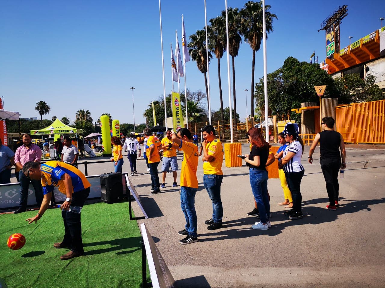 La caravana de fanáticos de Tigres se acerca al 'Volcán' para el juego de vuelta de la Semifinal del Clausura 2019 contra Rayados.