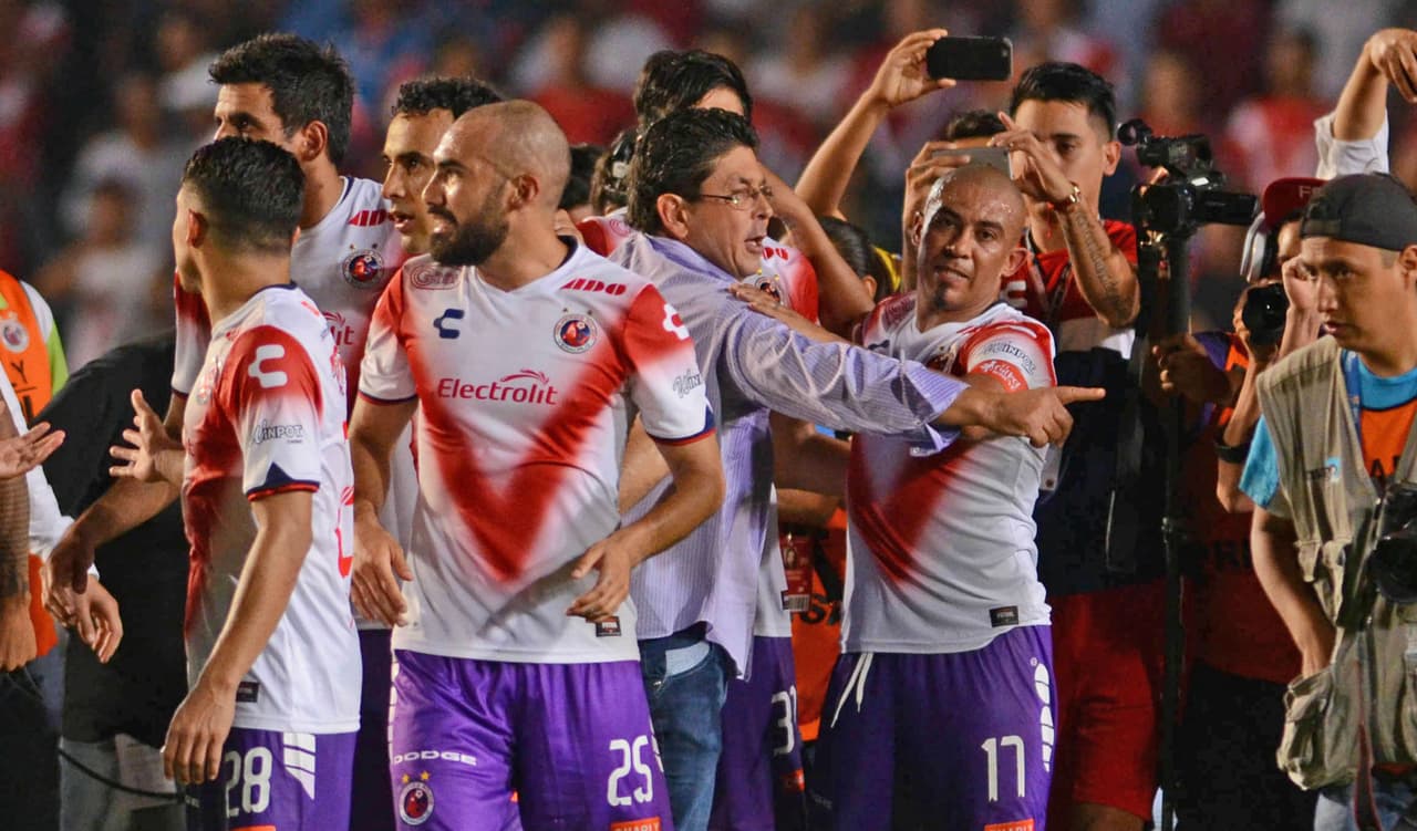 Fidel Kuri celebró con los jugadores en el campo de Veracruz.