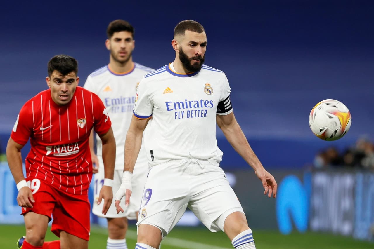 Real Madrid derrota al Sevilla 2-1 con anotaciones de Karim Benzema y Vinicius Jr durante la J15 en La Liga. El único tanto por parte del equipo visitante fue de Rafa Mir al inicio del encuentro. El equipo merengue es líder de la tabla.