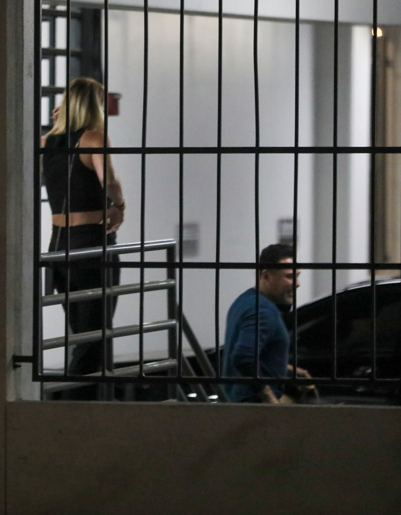 De acuerdo con la información presentada a la Corte Superior de Los Ángeles, Shanna Moakler dijo sentirse humillada tras ver al campeón de peso wélter y superwélter llegando a la ceremonia de premiación junto a otra mujer, cuando todavía estaban comprometidos.