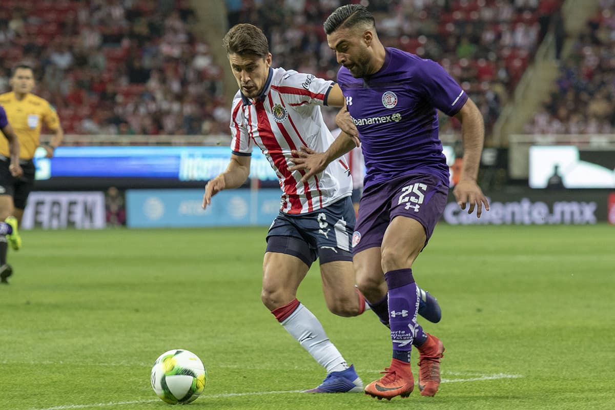 Toluca hizo todo para empatar con cinco argentinos en la cancha, entre ellos Alexis Canelo (derecha).