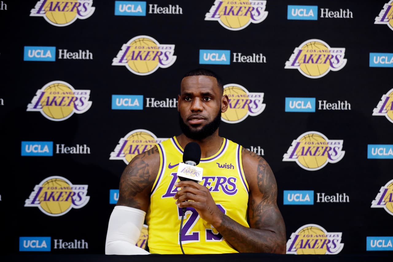 Sin embargo, después de tres temporadas, rechaza renovar con los Cavs y firma un contrato de 154 millones de dólares con Los Angeles Lakers.