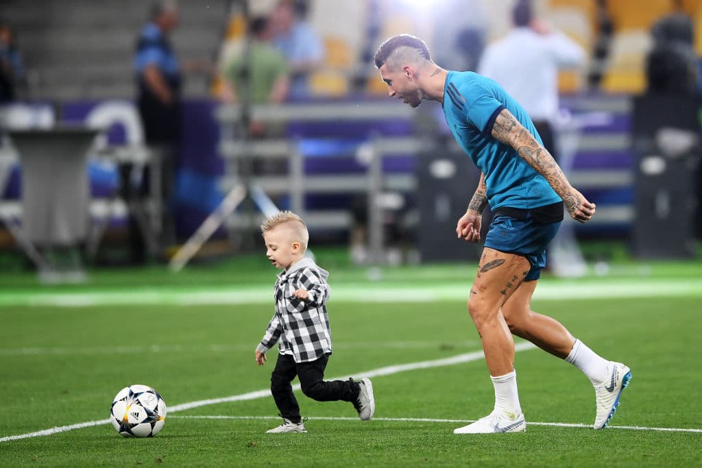 Un momento de remanso fue el que pudo vivir el capitán del equipo merengue Sergio Ramos mientras jugaba en la cancha del Olímpico de Kiev con su pequeño hijo. Este sábado todo será más serio.