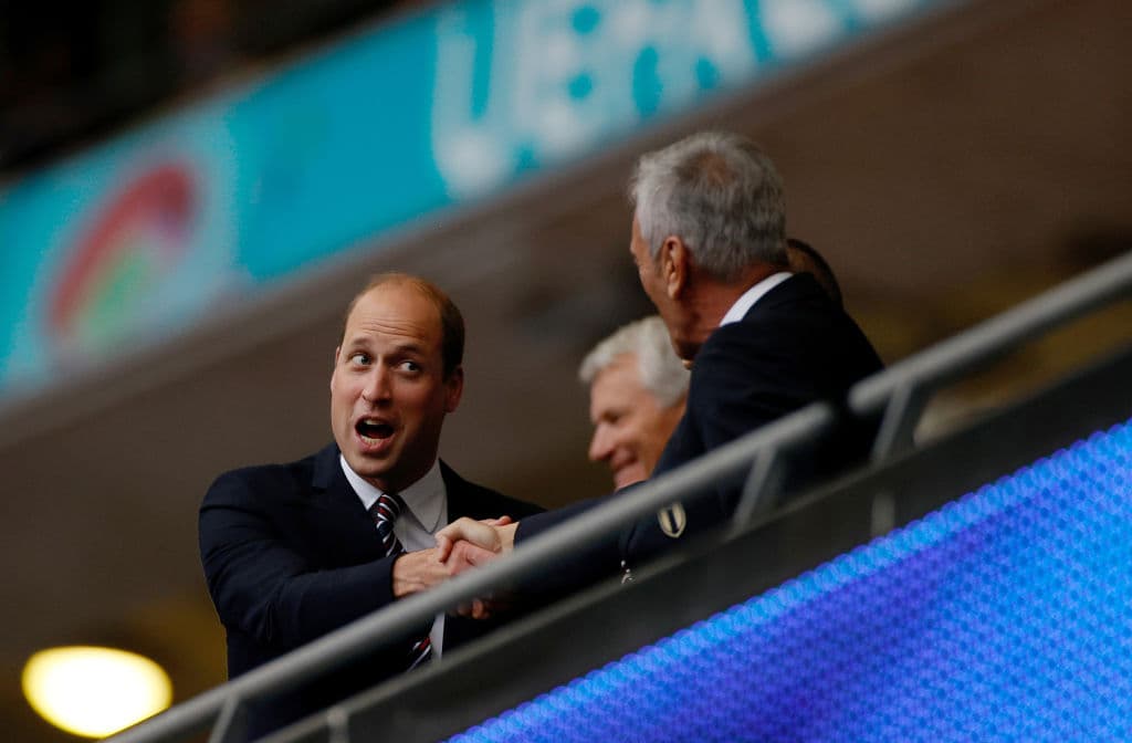 El Príncipe William interactua con Gabriele Gravina, presidente de la Federación Italiana de Futbol.