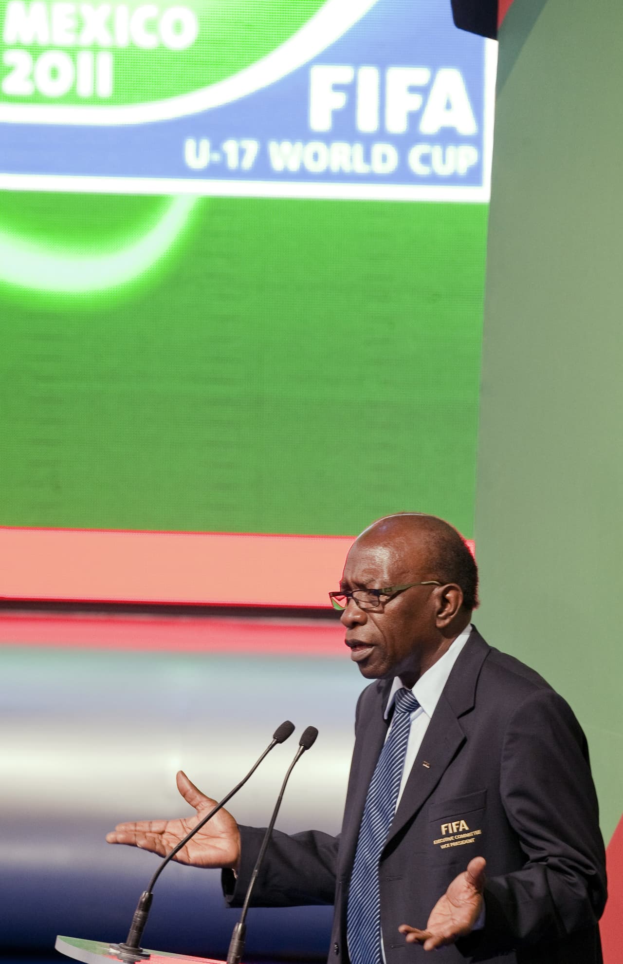 Jack Warner sale de prisión en ambulancia