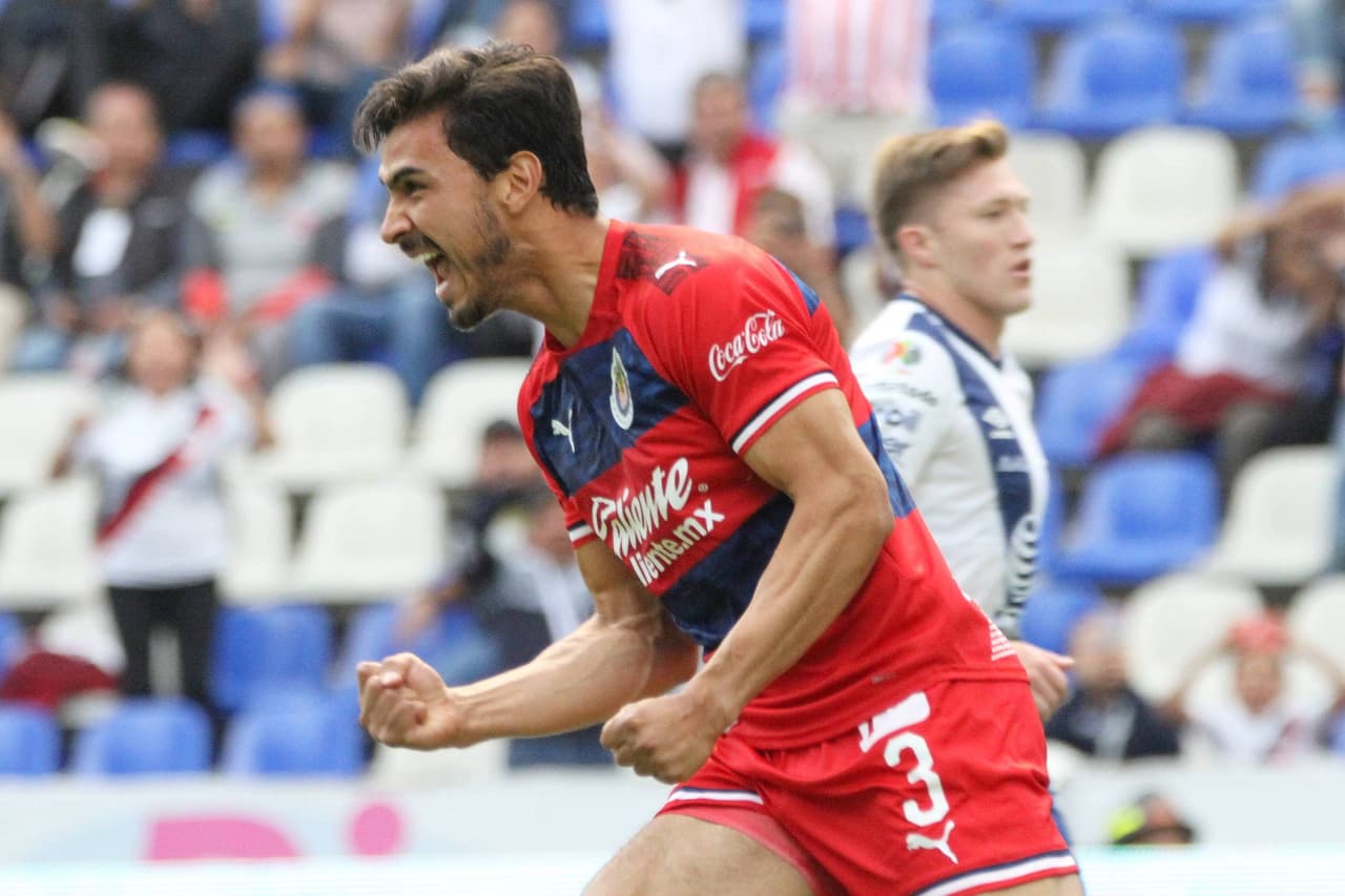 Oswaldo Alanís convirtió el primer gol de Chivas desde los once pasos al minuto 9.