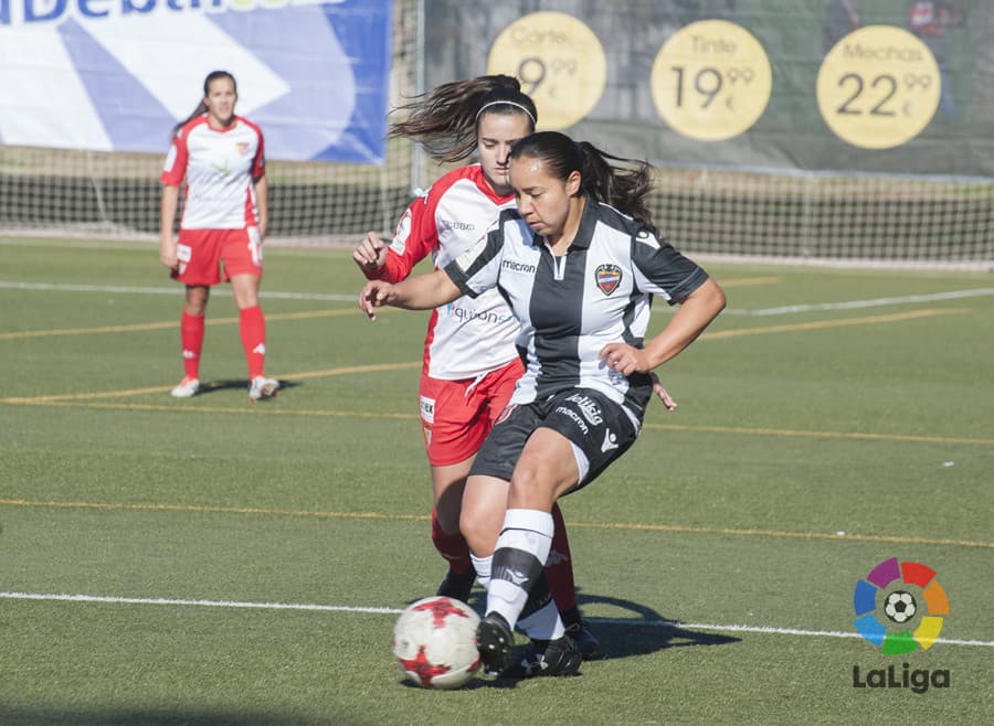 Santa Teresa 0-[3] Levante U.D.: Charly Corral sigue demostrando su capacidad goleadora en la Liga de España. Suma 11 goles en 11 partidos jugados con el equipo Granota.