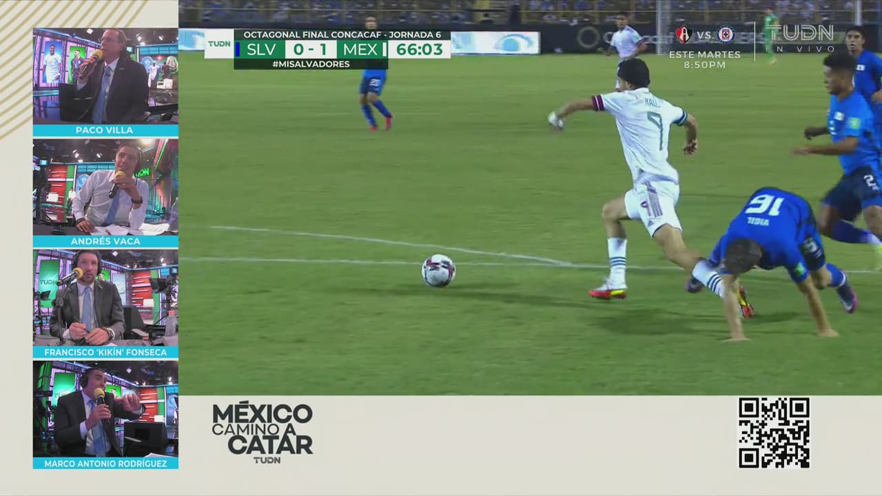 ¡Se pedía penalti! Raúl Jiménez quedó en el césped dentro del área