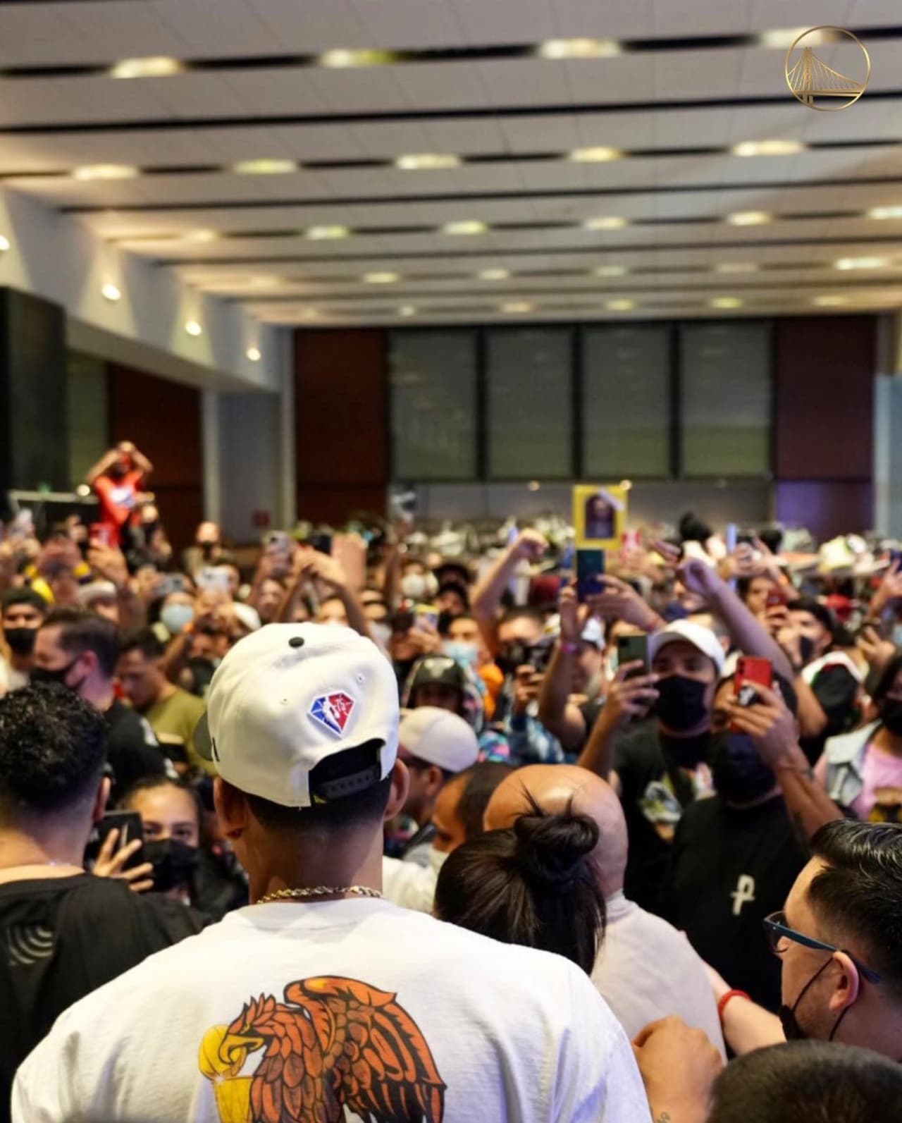 El atuendo que llevaba puesto fue más que oportuno: una camiseta con imágenes suyas y la leyendo de campeones de la NBA complementada en la espalda con el águila de la bandera mexicana. En las redes sociales muchos usuarios destacaron la humildad del basquetbolista criado en Oakland.