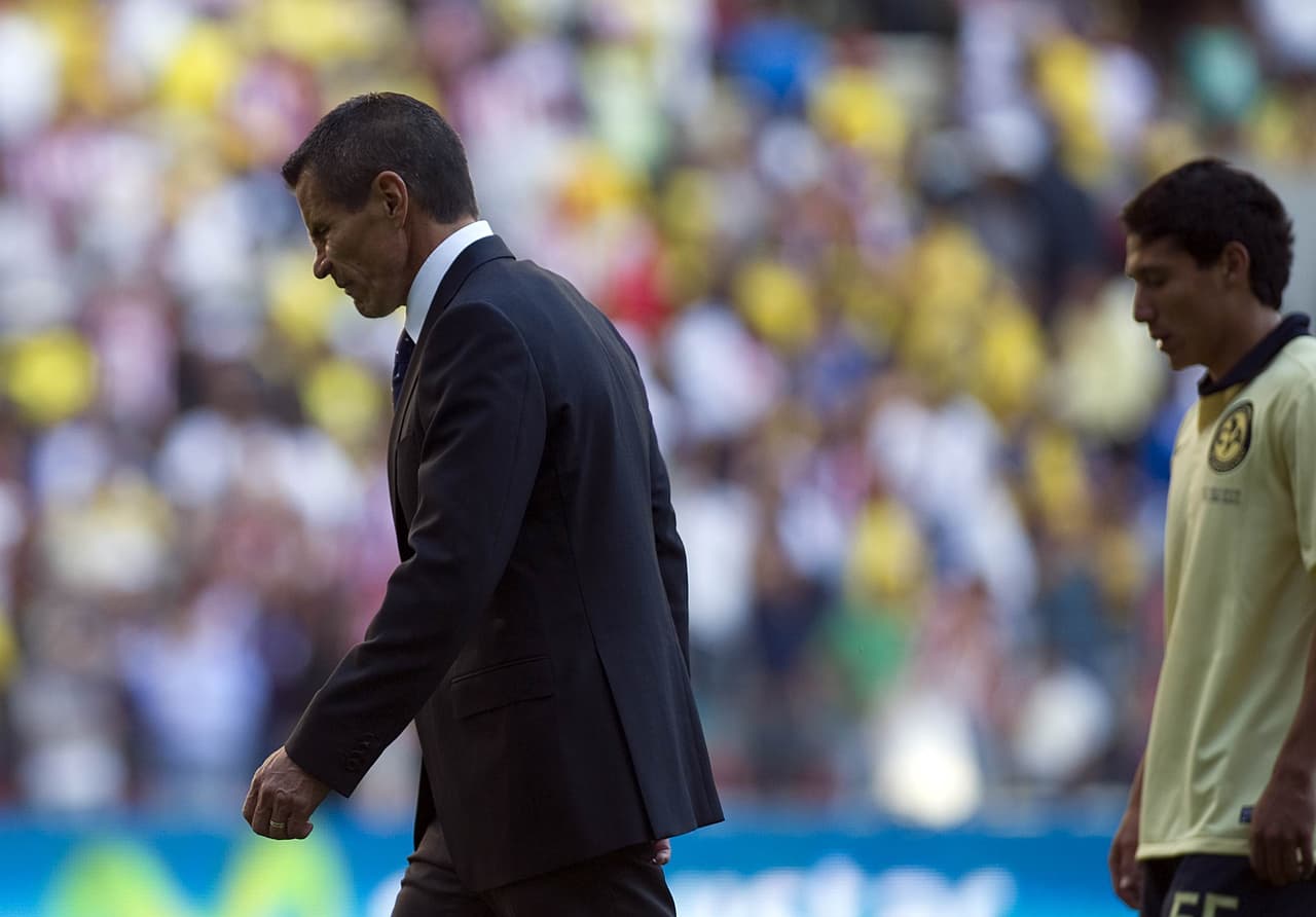 Alfredo Tena asumió la dirección del equipo, pero en ocho partidos ganó uno, empató 3 y perdió 4, con lo que América quedó en el puesto 17 del Apertura-2011.