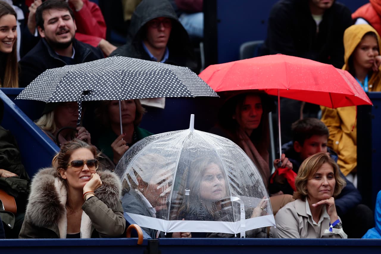 Ferrer no parecía estar jugando, ni mucho menos, el último Godó de su carrera y se recompuso para frenar la sangría y ponerse 5-3 antes de que el partido fuera suspendido por la lluvia, después de 55 minutos de dura batalla. Aún así cayó 6-3.