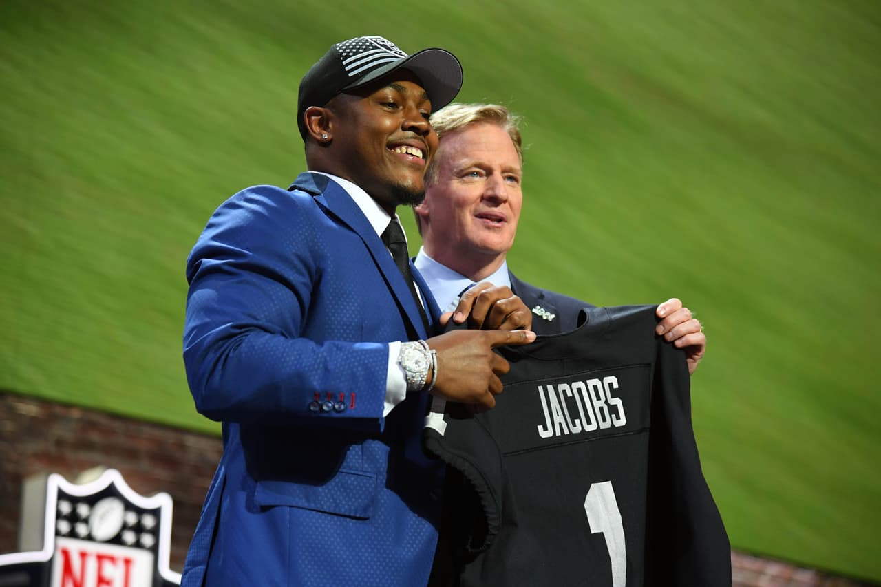 <b>24) Josh Jacobs (Alabama)</b>. El corredor del Crimson Tide, el primero en ser reclutado en este Draft, posa con el comisionado al ser elegido como la selección 24 global.