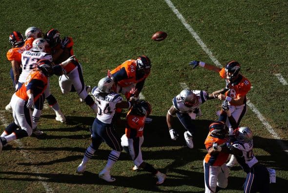 Peyton Manning tuvo una magnífica actuación al completar32 pases de 43 intentos para 400 yardas y dos touchdowns.