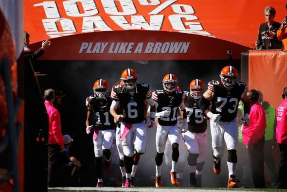 El QB Brian Hoyer lideró a los Cleveland Browns a una victoria de 31-10 sobre los Pittsburgh Steelers con 8 pases completos de 17 para 217 yardas y un TD.