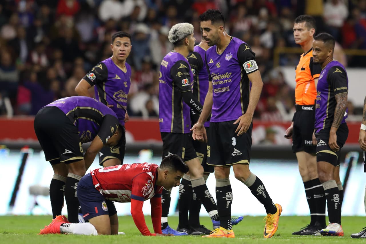 Chivas rescató la victoria ante Mazatlán en la Jornada 2 de la Copa por México 2022 con un polémico gol de Isaác Brizuela en tiempo de compensación. El 'Cone' disparó en el área, pero el balón impactó en el brazo de su compañero Luis Puente, lo que por regla debió ser anulado, pero el árbitro central lo dio por bueno.
