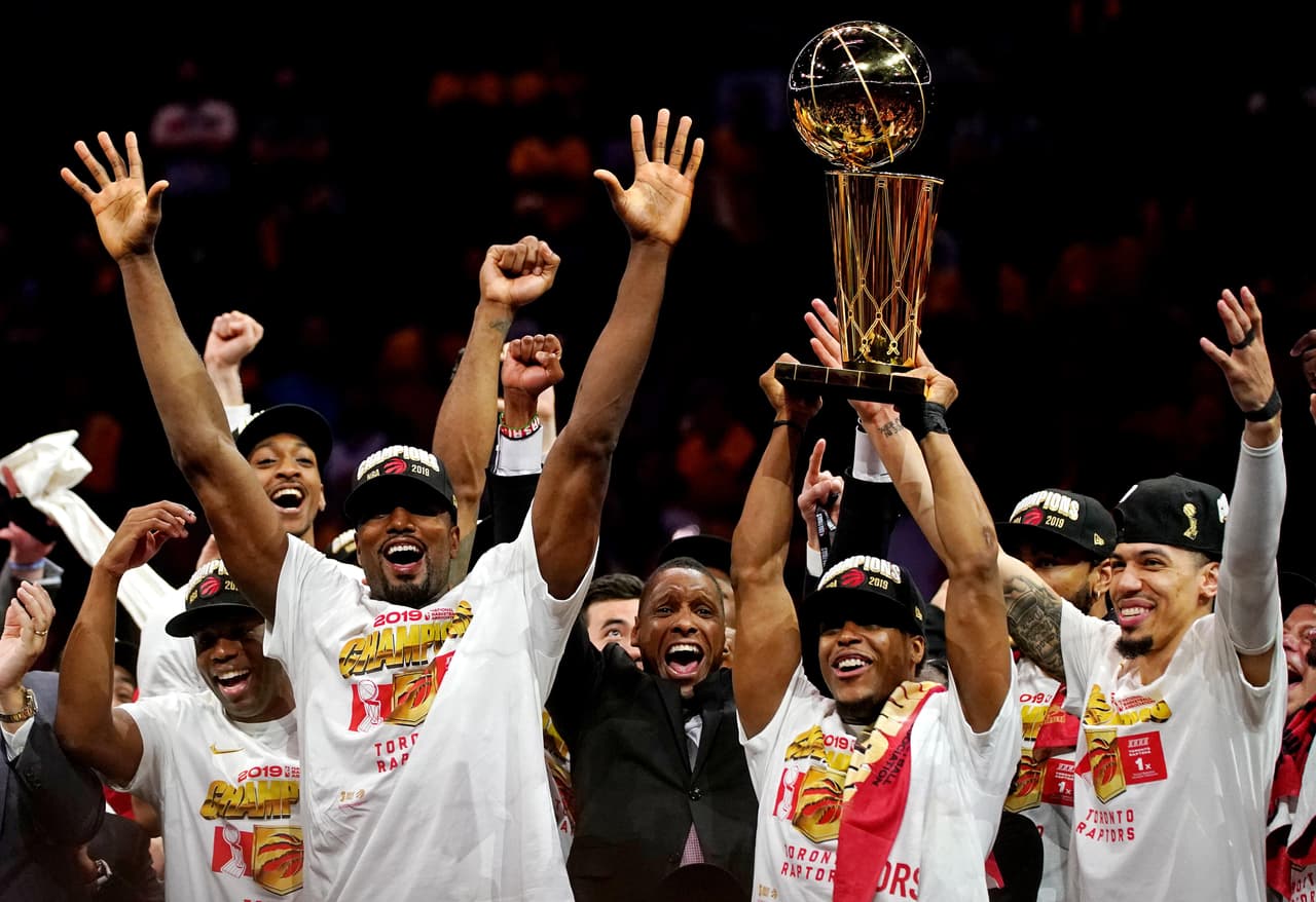 Los Toronto Raptors fueron, por récord, el segundo mejor equipo de la NBA y tras una exitosa, larga y desgastante Postemporada, lograron imponerse a los Golden State Warriors, el amplio favorito para refrendar su título. Dada la gran hazaña que acaban de conseguir los canadienses, así fue como festejaron en la casa del equipo más dominante de la NBA en los últimos cinco años.
