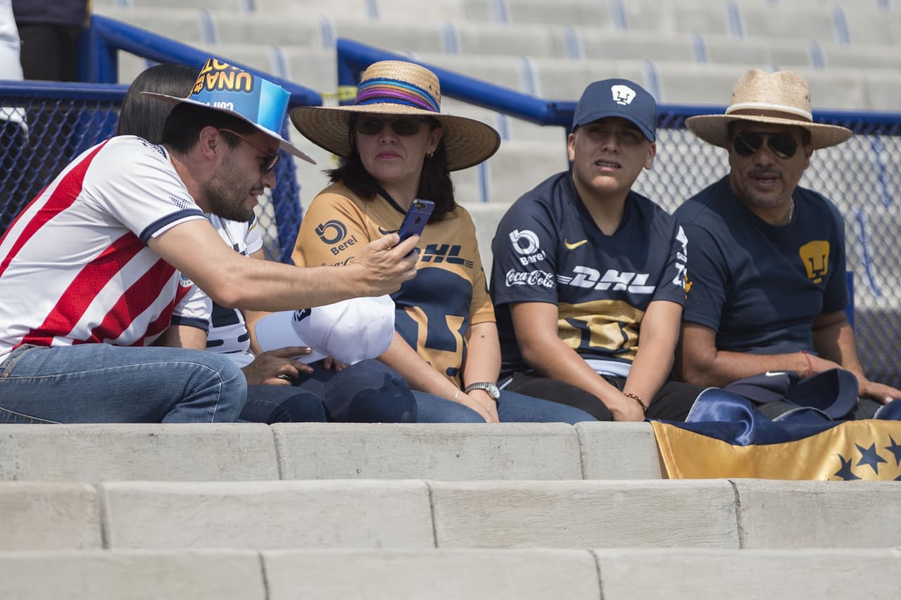 La pasión fluye entre los fanáticos de Pumas UNAM y Chivas de Guadalajara en el duelo de la Jornada 12 en el estadio Olímpico Universitario por el Clausura 2019 de la Liga MX.
