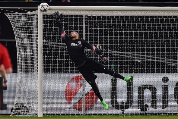 Un balón al travezaño del arco de Moya fue de lo mejor de los primeros 45 minutos para el Leverkusen.