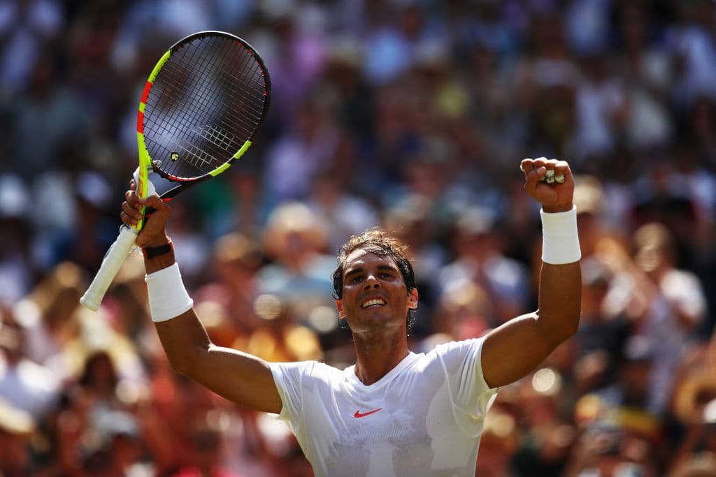El español Rafael Nadal venció 6-1, 6-2, y 6-4 al australiano Alex de Miñaur y clasificó a los octavos de final del torneo de Wimbledon y aseguró su continuidad al frente de la clasificación mundial.