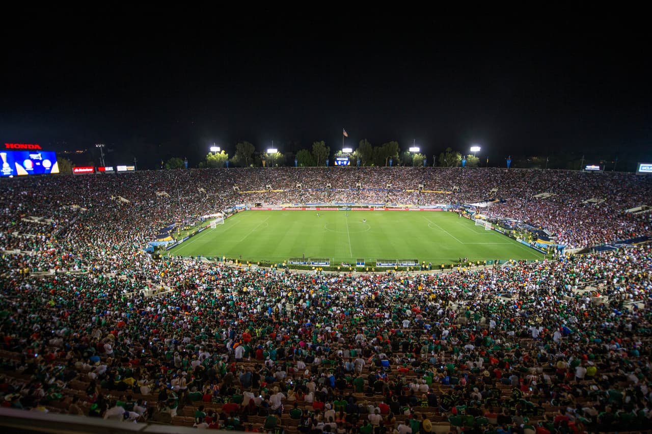 El estadio Rose Bowl en Pasanera fue el escenario que recibió 93,420 espectadores para vivir el duelo entre Estados Unidos, ganador de Copa Oro en 2013, y México, campeón de ese torneo en 2015.