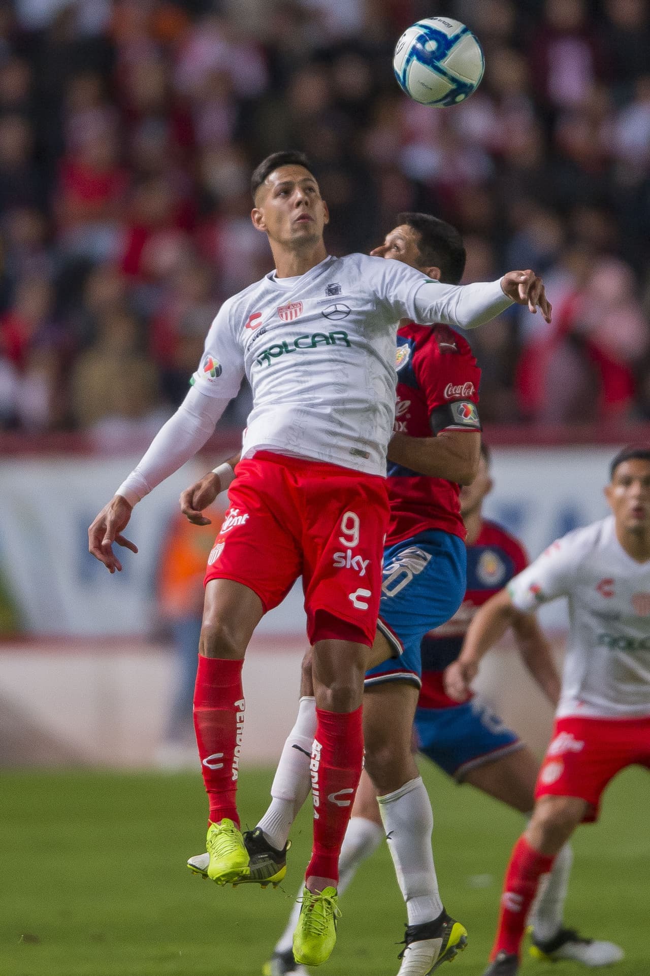 Con goles de Eduardo "Chofis" Lóez y Jesús Angulo, Chivas gana y cierra su pretemporada con marca perfecta.