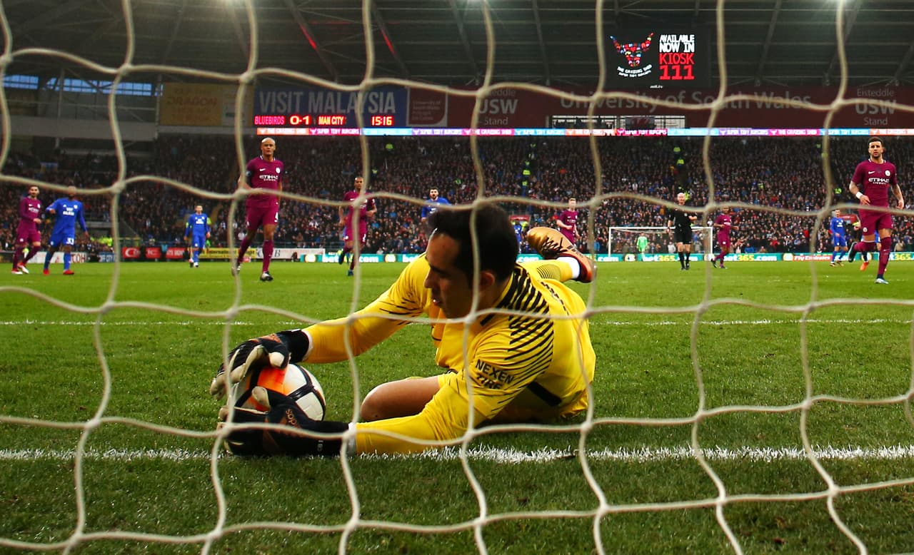 El arquero chileno Claudio Bravo mantuvo el arco en cero y demostró que puede ser garantía en el arco a pesar de no ser titular.
