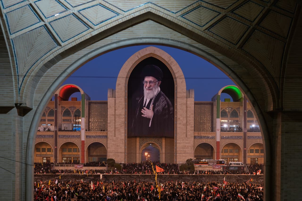Altos funcionarios de Irán asisten a los funerales por el líder supremo Alí Jamenei en Teherán