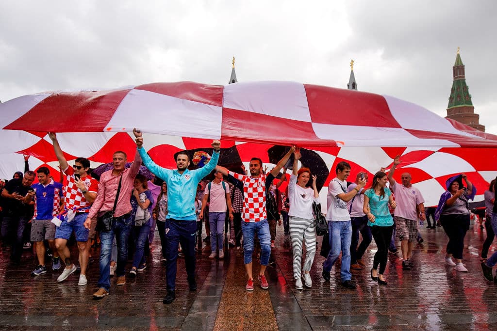 Los fanáticos de Croacia e Inglaterra ponen su colorido y alegría en medio de la definición del segundo finalista en la fiesta de las semifinales del Mundial de Rusia 2018.