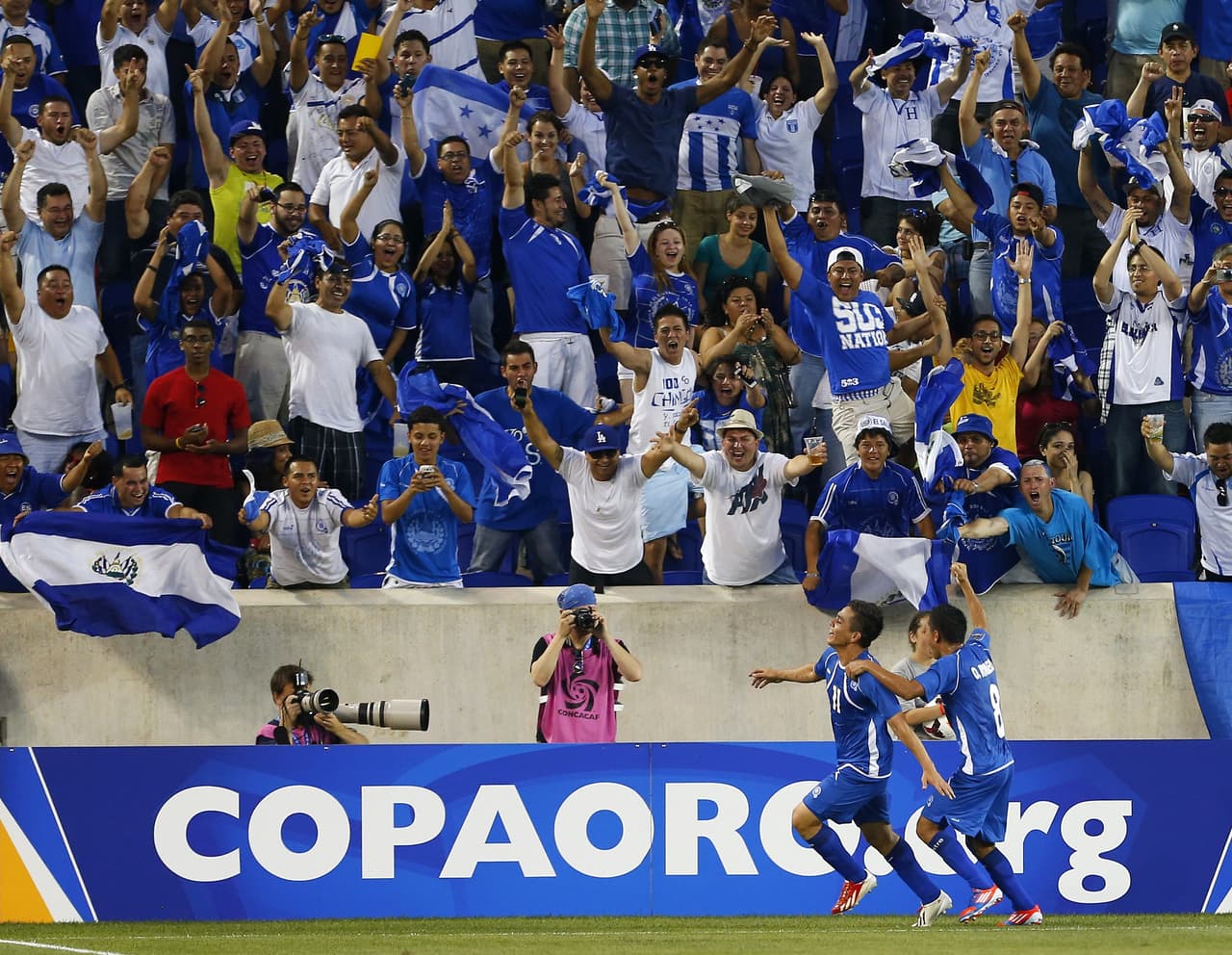Pero los cuscatlecos también han jugado de local en la Copa Oro cuando su selección juega en el área de New York/New Jersey, donde residen aproximadamente 200 mil migrantes de este país.