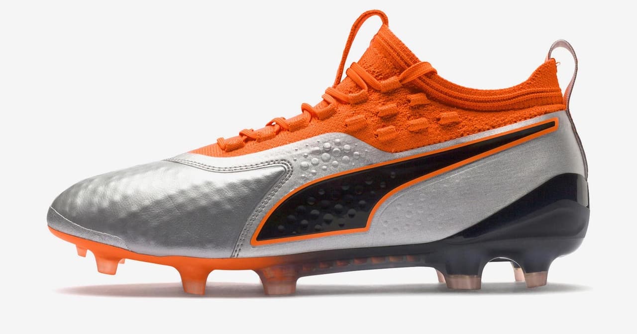 9. Puma ONE Uprising: fueron diseñados para aquellos jugadores que brilllan por su velocidad y conducción del balón. Además de tener toda una superficie tecnológica para mayor contacto, cuentan con una bota en tela para mayor seguridad.