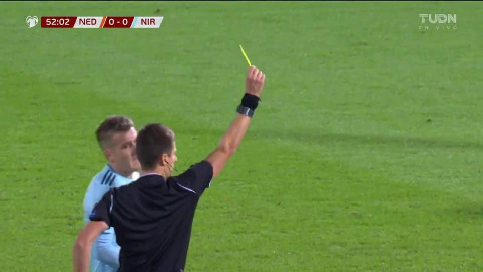 Tarjeta amarilla. El árbitro amonesta a Bailey Peacock-Farrell de Northern Ireland