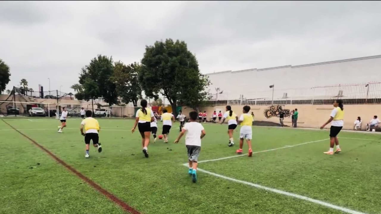 La canchita del barrio en Panorama City mantiene a la comunidad segura y unida con el fútbol