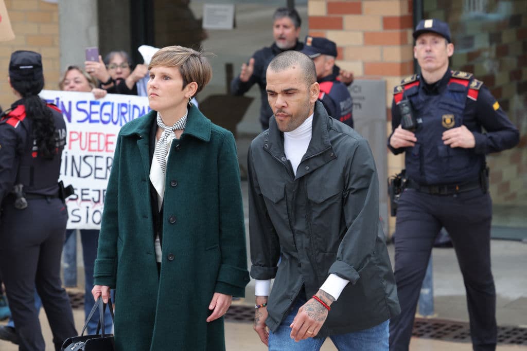 Primeras imágenes de Dani Alves al salir de la cárcel