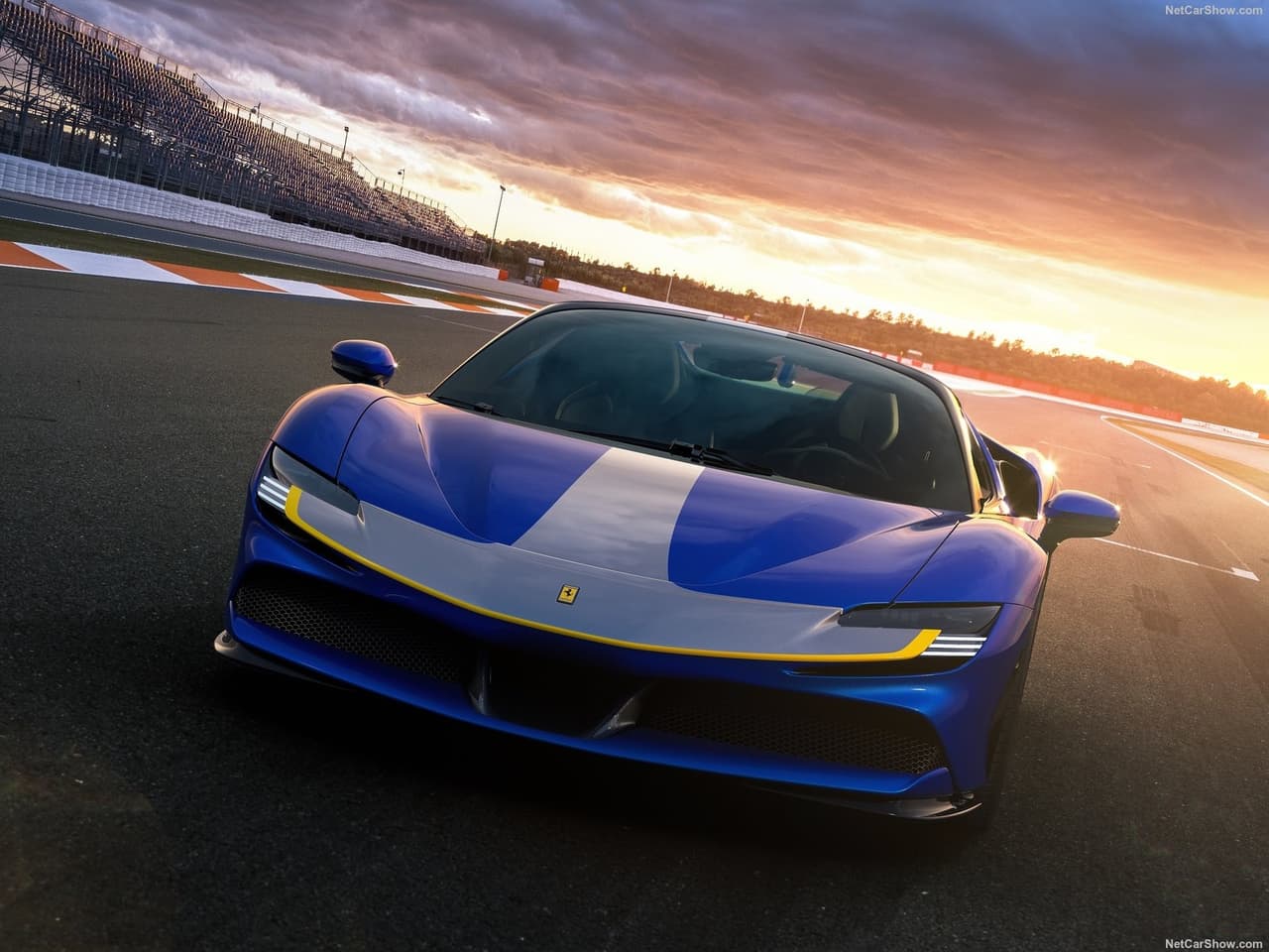 En Estados Unidos, el Ferrari SF90 Spider tiene un precio inicial de 558,000 dólares, es decir, 50,000 dólares más que la variante cupé Stradale.