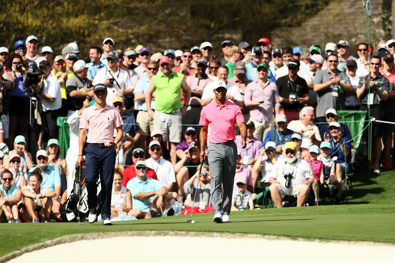 Apenas en el primer día de práctica, Tiger estuvo rodeado de fanáticos en las canchas del Augusta National Golf Club.