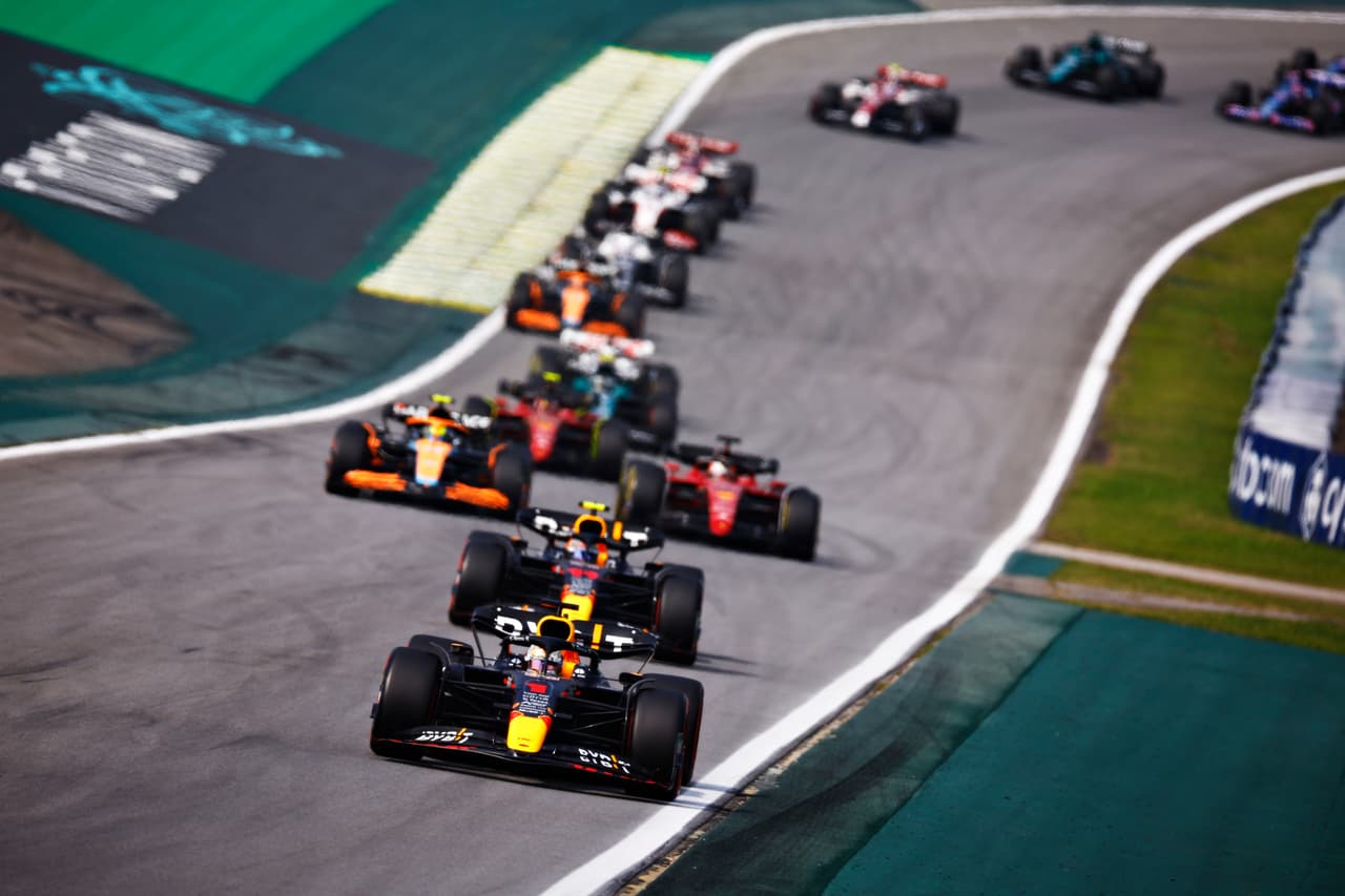 George Russell ganó su primera carrera en la Fórmula 1; Sergio Pérez finalizó séptimo, mientras que Hamilton y Sainz completaron el podio en el GP de Brasil.