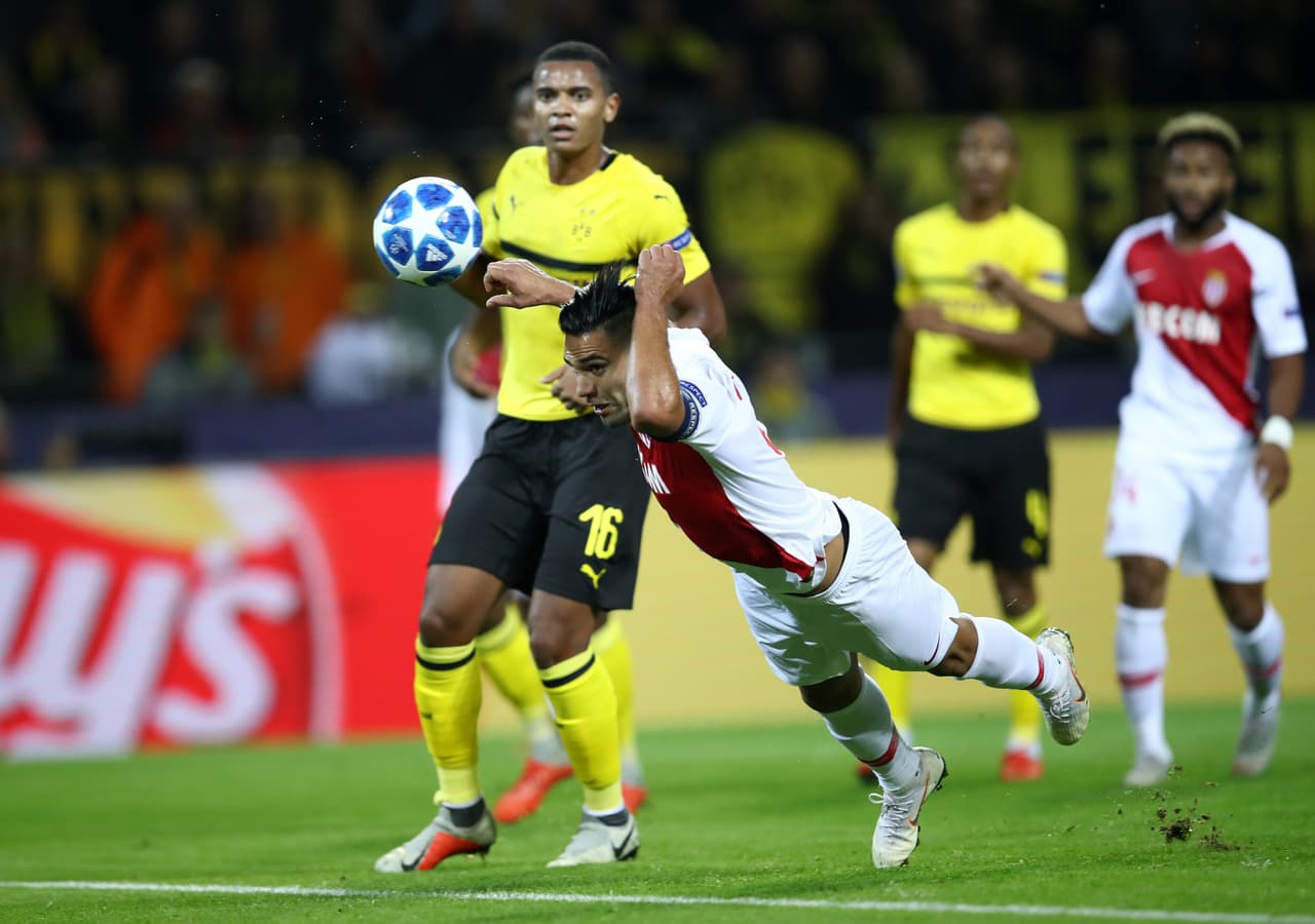 Sin duda, el colombiano Falcao era el jugador más peligroso y así lo demostraba en el área de Bürki.